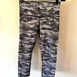 Gorgeous lululemon knit workout pants size 8
